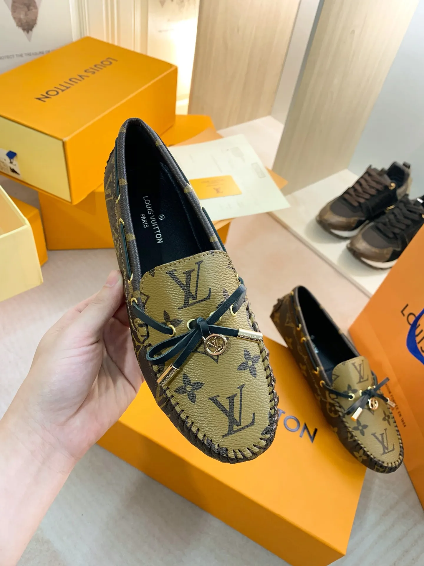 p460💰Couple model❤️🇫🇷 𝙇𝙤𝙪𝙞𝙨 𝙑𝙪𝙞𝙩𝙩𝙤𝙣 🇫🇷Louis Vuitton 2023 Classic𝓛𝓿 𝓣𝓻𝓪𝓲𝓷𝓮𝓻 Sports Series ➪➪➪¯ [Arizona Doudou Shoes Series] ▪️▪️▪️Arizona slip-on shoes are made of Monogram Eclipse canvas. Its hand-painted and dyed edges and hand-sewn uppers fully demonstrate Louis Vuitton's traditional shoemaking craftsmanship. This slip-on shoe is very lightweight. The integrated tongue and upper make it particularly comfortable and flexible. The soft outsole is equipped with rubber padding. Decorated with matching sash. Detailed features: ☑️Monogram Eclipse canvas ☑️Black Eclipse pattern ☑️Hand-painted shoe edges ☑️Hand-sewn uppers (each pair takes time to process) ☑️Integrated tongue and upper construction ☑️Outsole equipped with rubber lining ☑️size: 35_46